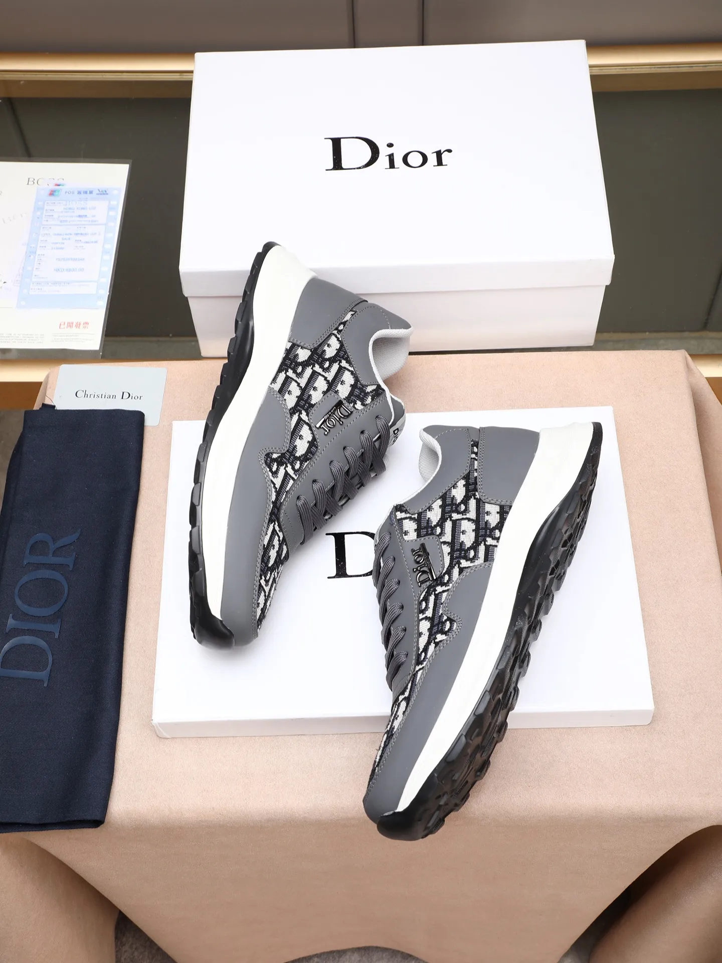 🆕🆕🆕Men's Shoes💰P460 Dior's avant-garde and versatile fashionable men's shoes are privately modeled, calfskin stitched with Dior's special waterproof fabric, fashionable, simple, stylish, eye-catching and classy. It will subvert old ideas and be a must-have for fashionistas who want to spend time with you! Must keep it for yourself! High-end comfort but low-end, high-end quality workmanship. Code number: 38-44 (45 customized) 4 colors for your choice [kiss][kiss][kiss]